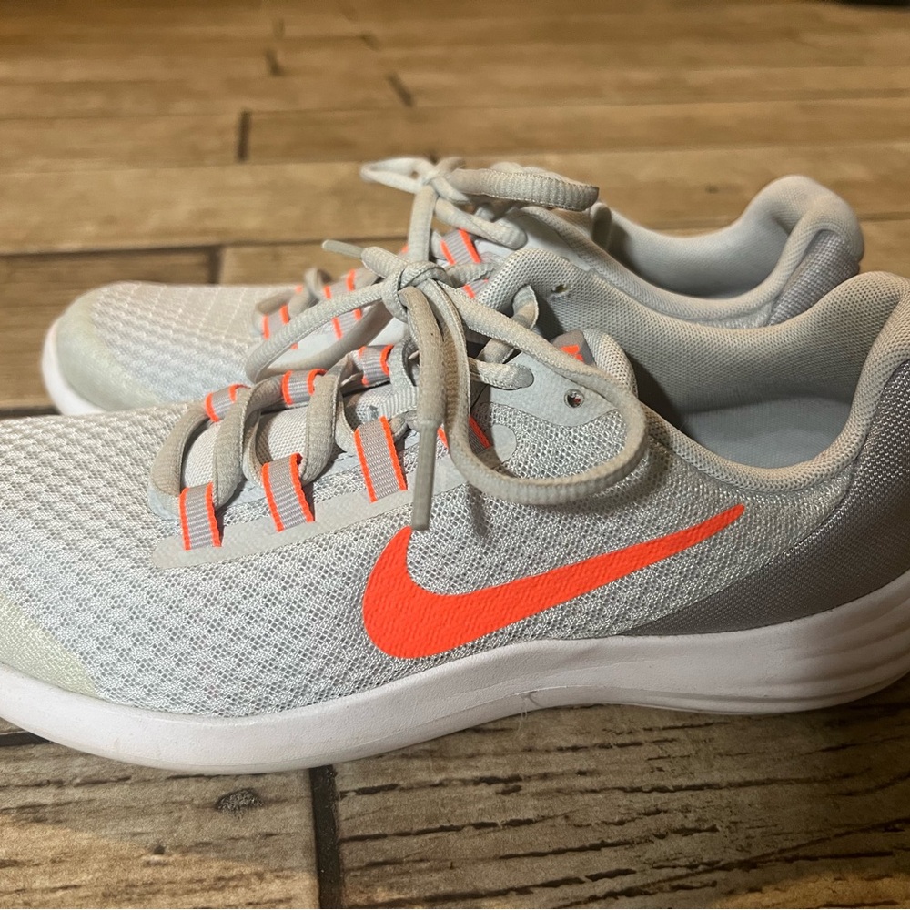 Nike Gray and Orange Sneakers Lightweight Athletic Design smSize 5.5.